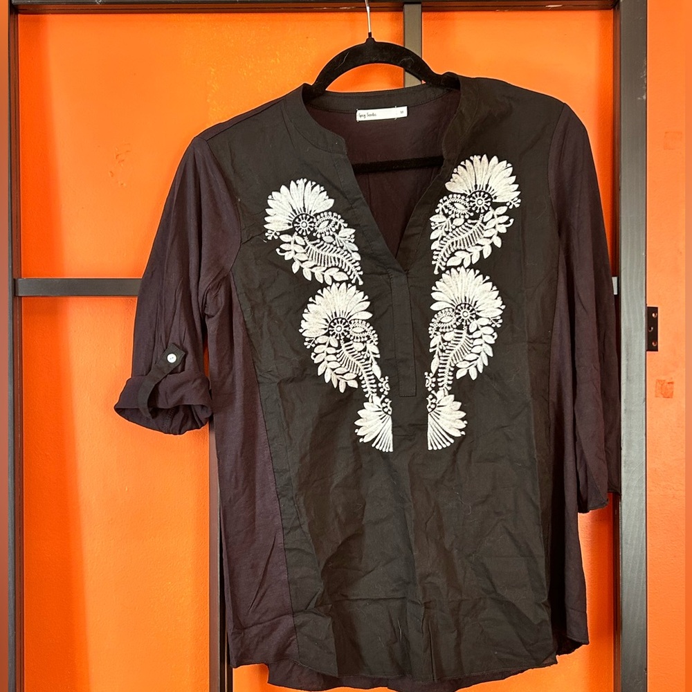 💚💚5/$25💚💚 Black Embroidered V-Neck Blouse – Floral Detail